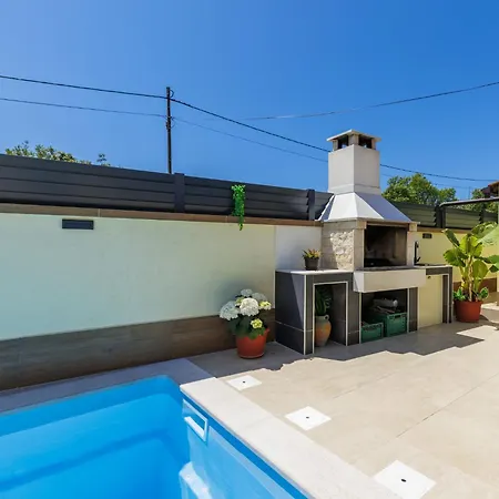 Laura By Interhome *