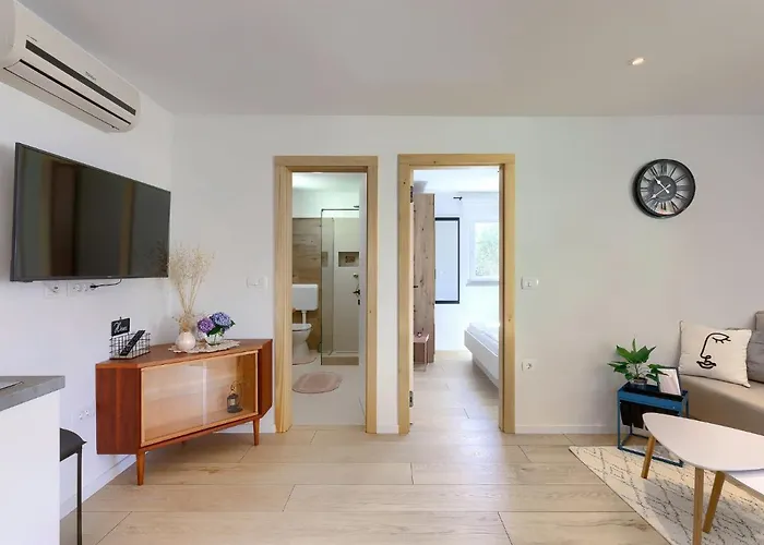 Laura By Interhome * Pula