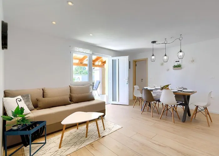 Сasa de vacaciones Laura By Interhome Pula